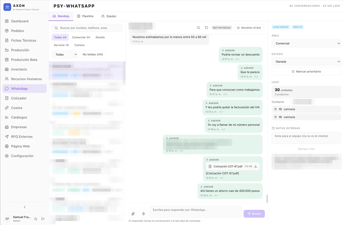 Bandeja de WhatsApp de AXON con conversaciones atendidas por el agente y por asesores