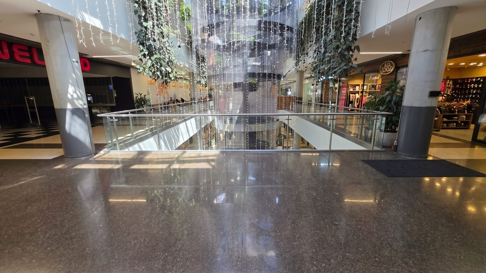 El mismo espacio del centro comercial sin el local
