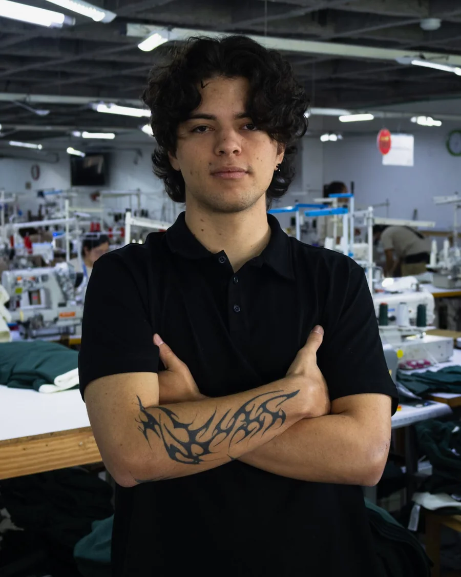 Samuel Franco García, fundador de Divine Machinery, en la planta de PSY Paquete Completo